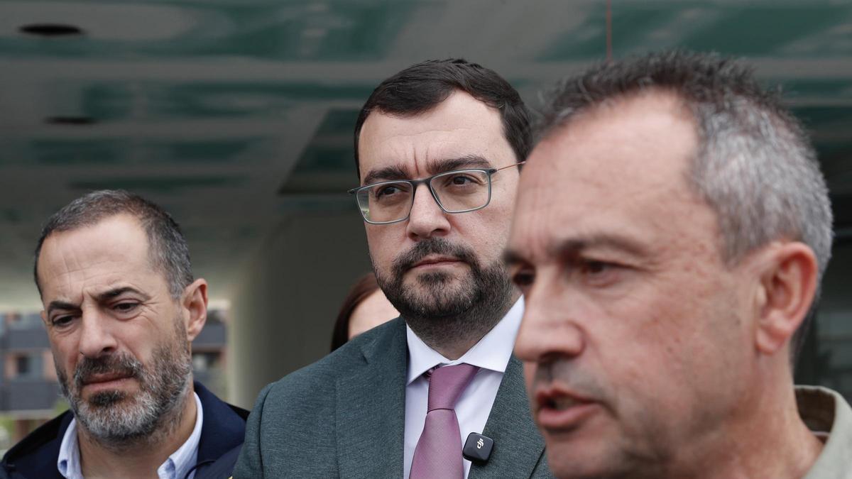 Barbón, en el centro de la imagen, entre el alcalde de Siero, Ángel García (izquierda), y el consejero de IU Ovidio Zapico.