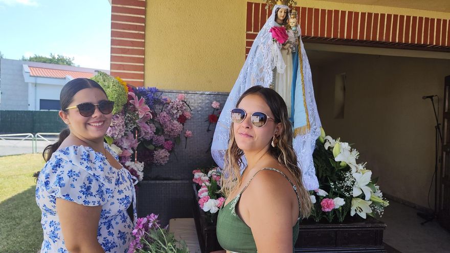 En imágenes, la ofrenda floral y procesión de El Carbayu de Lugones
