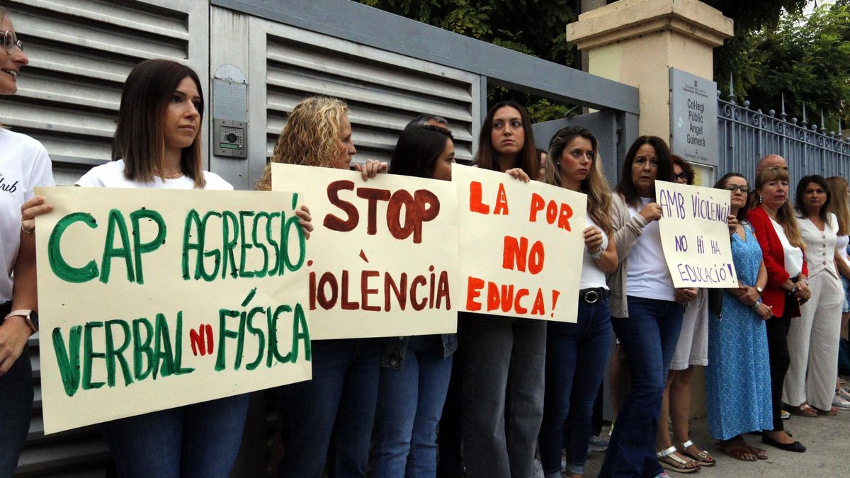Concentración frente a la escuela Àngel Guimerà de Balaguer para condenar la agresión a un maestro