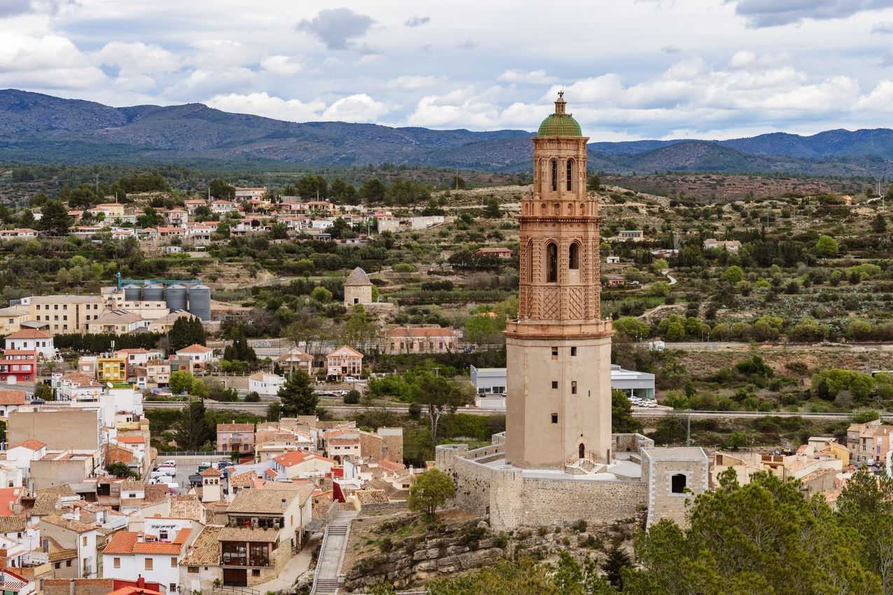 Vista de Jerica y su enorme campanario