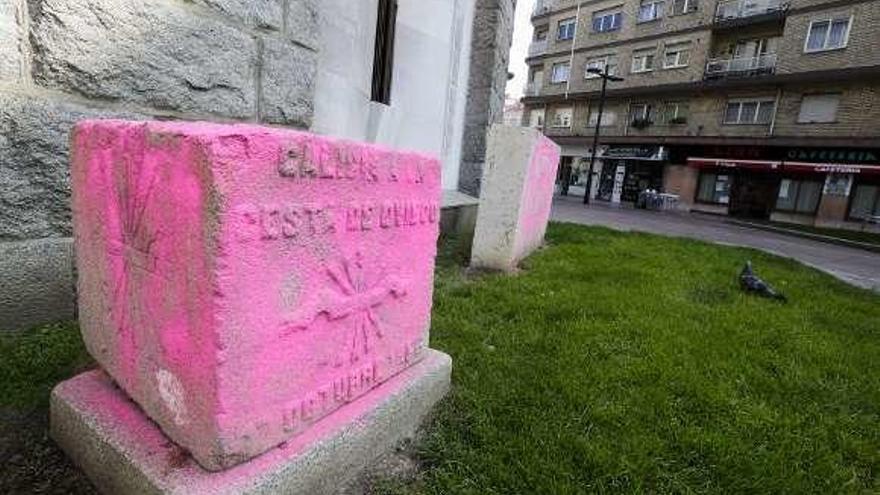 Monolitos con simbología franquista en la plaza de la Gesta.