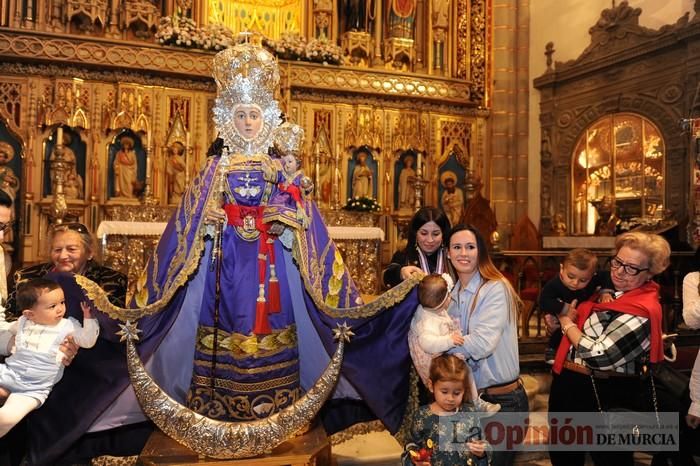 Los niños pasan por el manto de la Fuensanta