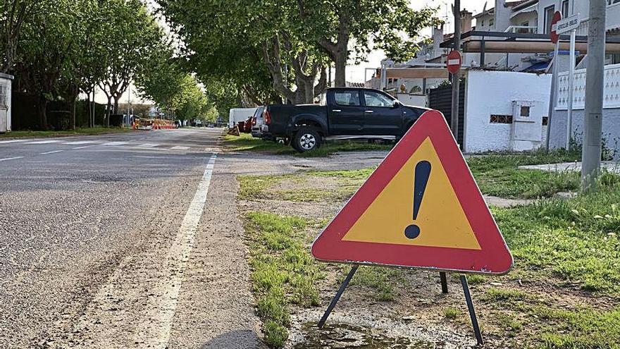 Comencen, a Empuriabrava, les obres de construcció de voreres