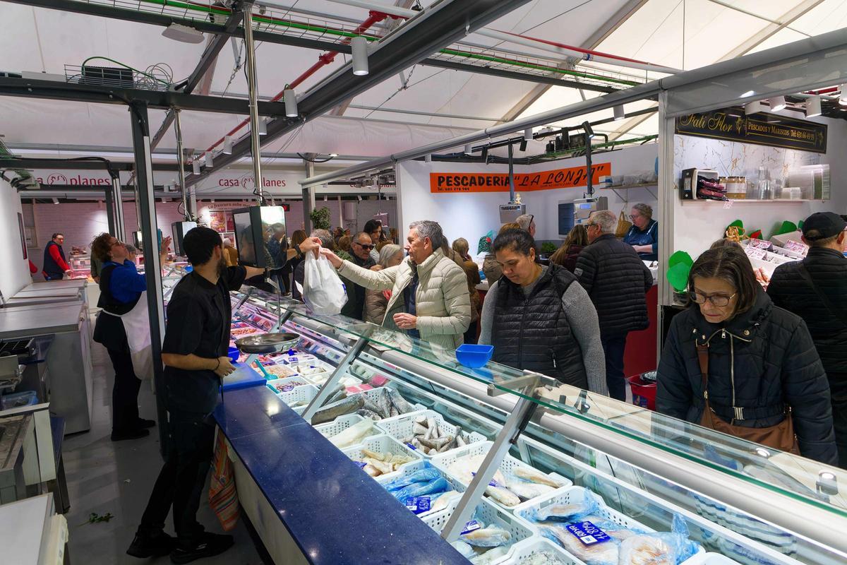El mercado provisional, luminoso y con 42 paradas, aprueba 'con nota'