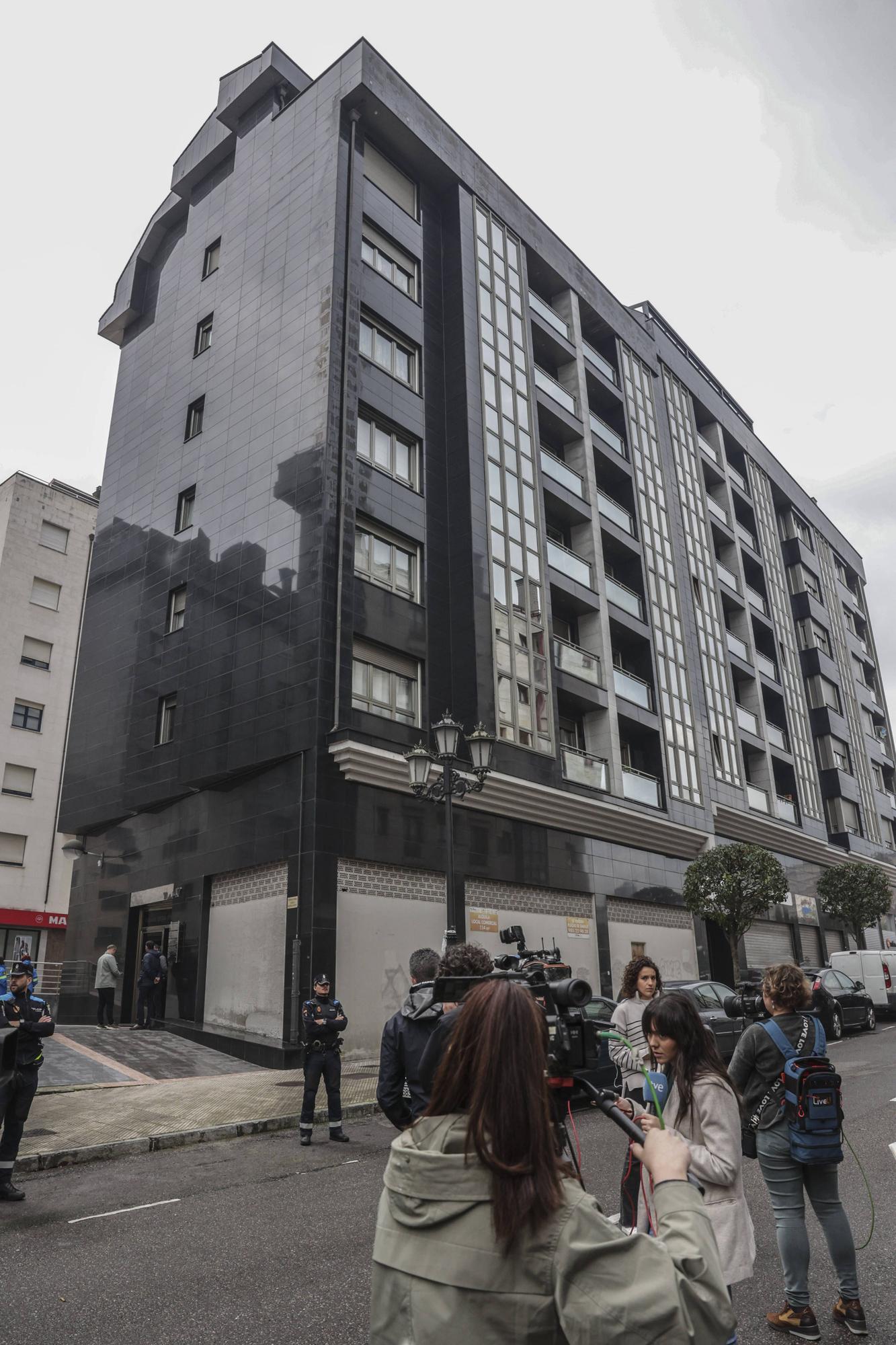 En imágenes: Conmoción en el ovetense barrio de La Ería por la muerte de dos gemelas de 12 años