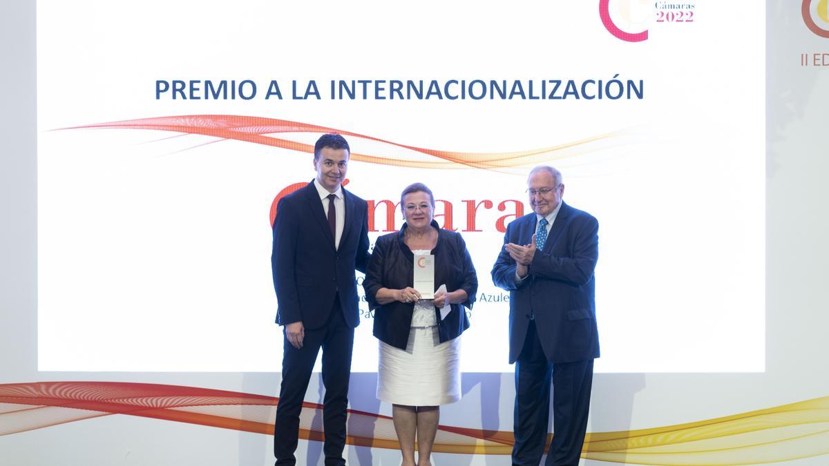 La presidenta de la Cámara de Castellón ha recibido el premio de la mano del ministro de Industria.