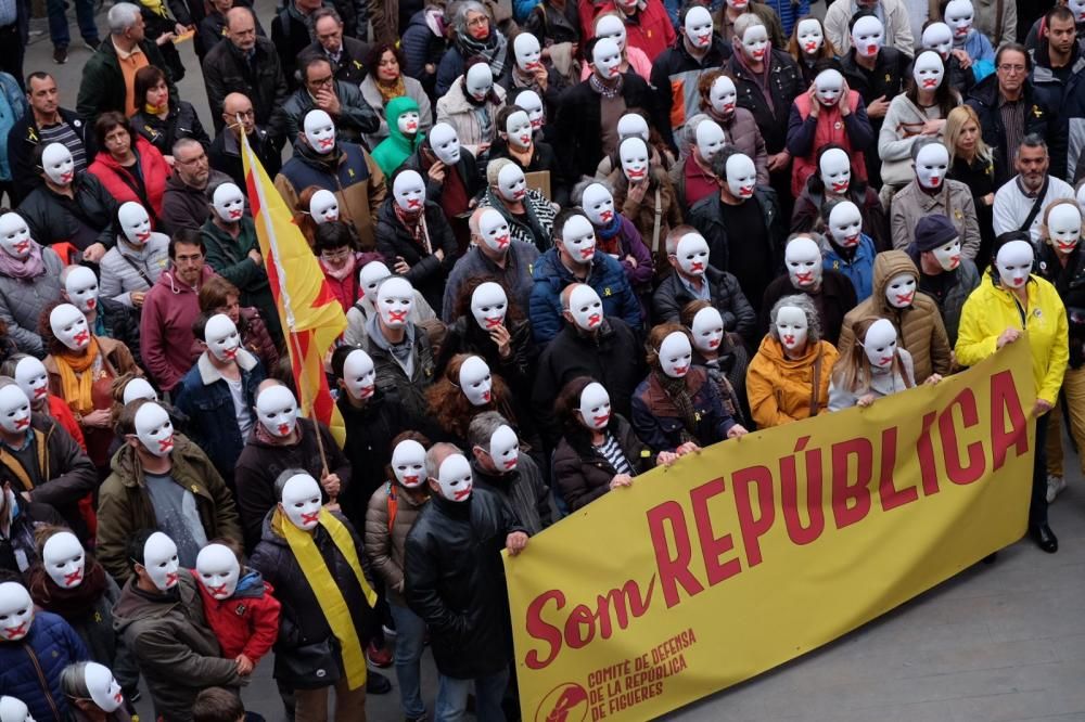 Concentració CDR Figueres amb màscares blanques