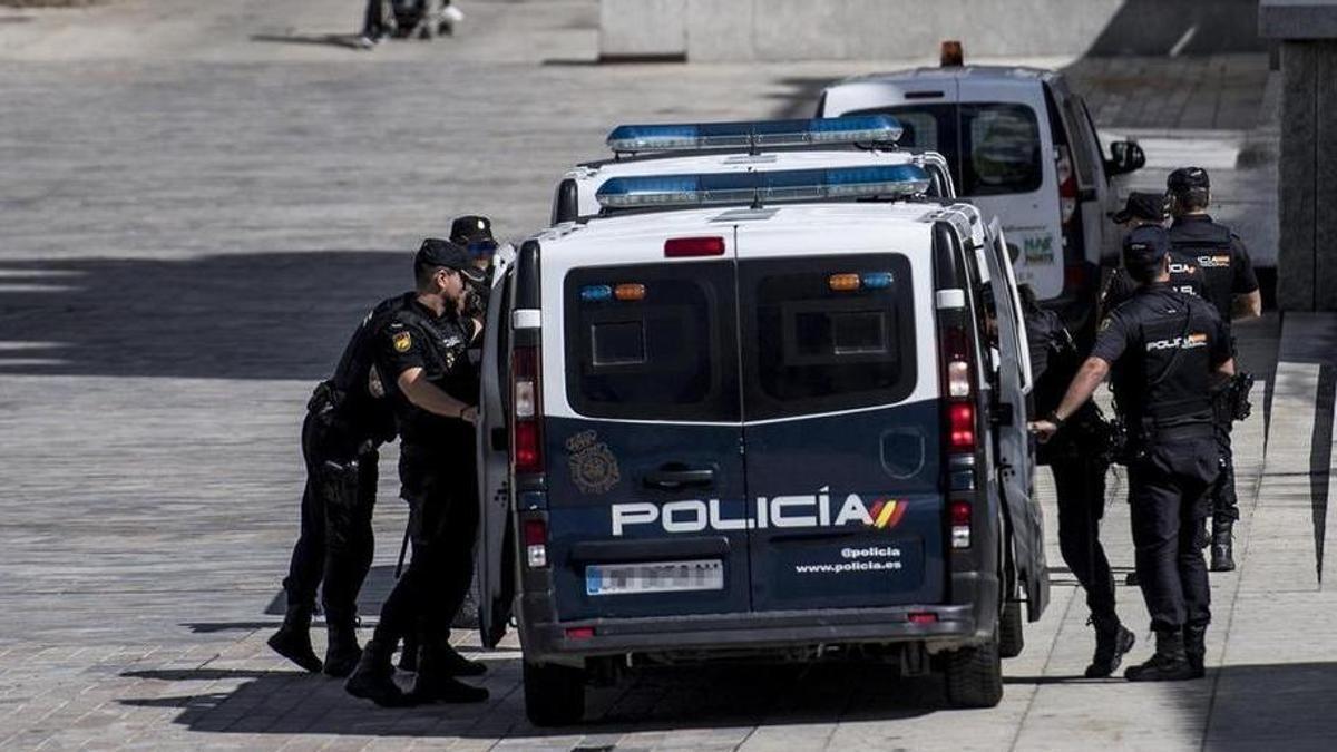 Imagen de archivo de agentes de la Policía Nacional en la plaza Mayor de Cáceres.