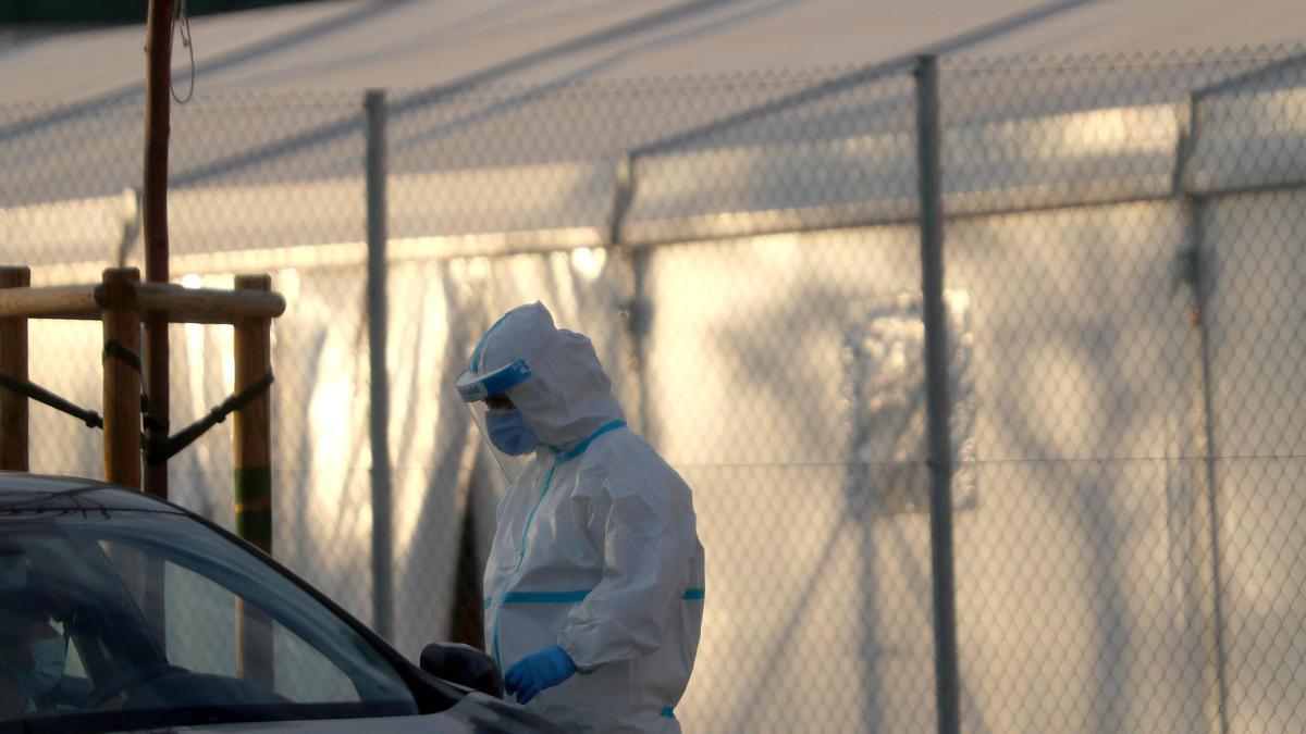 Pruebas PCR junto al hospital de campaña instalado en La Fe, València.