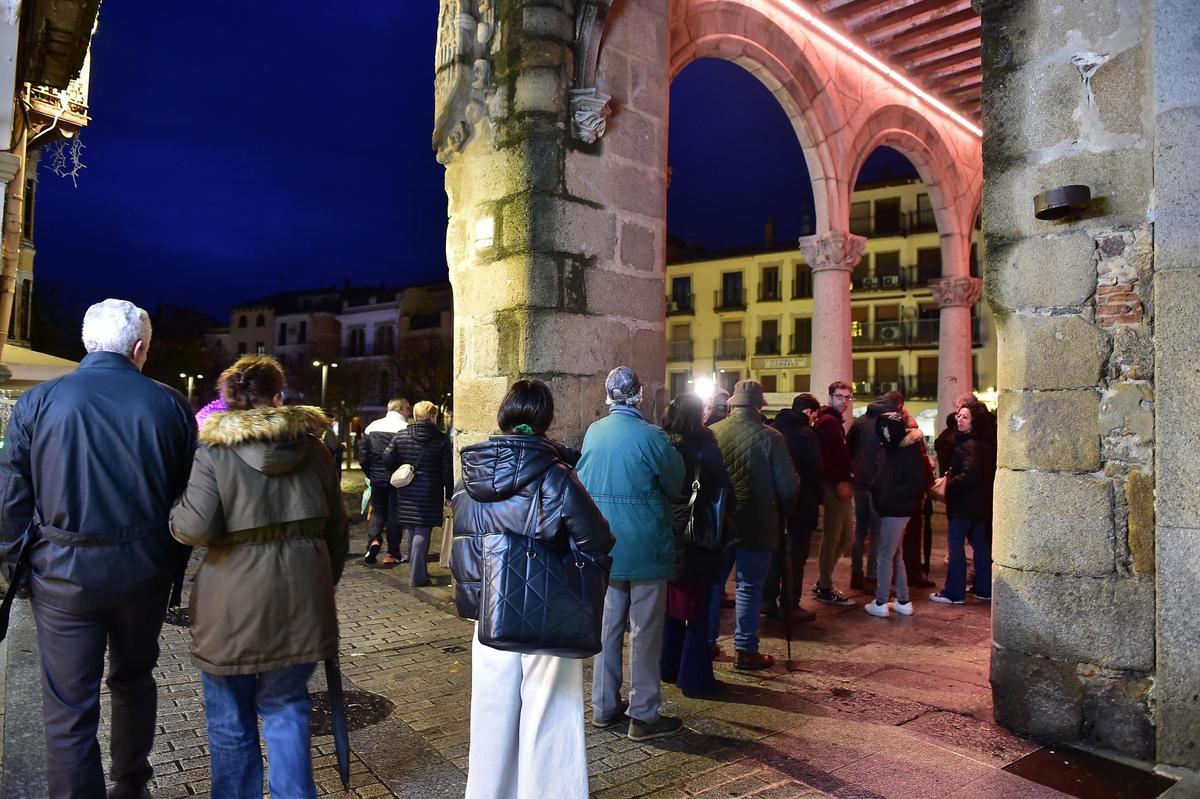 Cola para dejar sus condolencias por la muerte de Robe, en el libro habilitado por el Ayuntamiento de Plasencia.