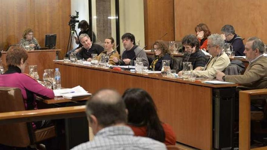 A la derecha, los concejales de PP, Somos Avilés, Ganemos y los nos adscritos, ayer, durante la sesión plenaria en el Ayuntamiento de Avilés.