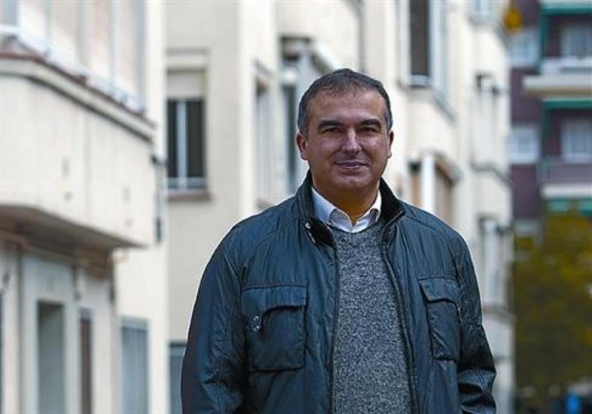 Preocupat Jordi Riba, al barri de Collblanc, abans-d’ahir. Preocupat Jordi Riba, al barri de Collblanc, abans-d’ahir.