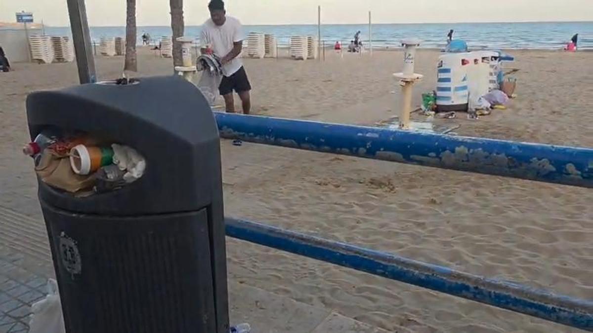 Así está la basura de la playa del Postiguet de Alicante