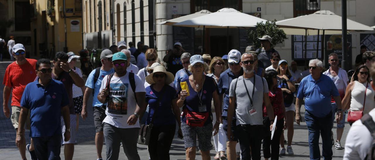 Un grupo de turistas de visita en la ciudad de València el pasado fin de semana.