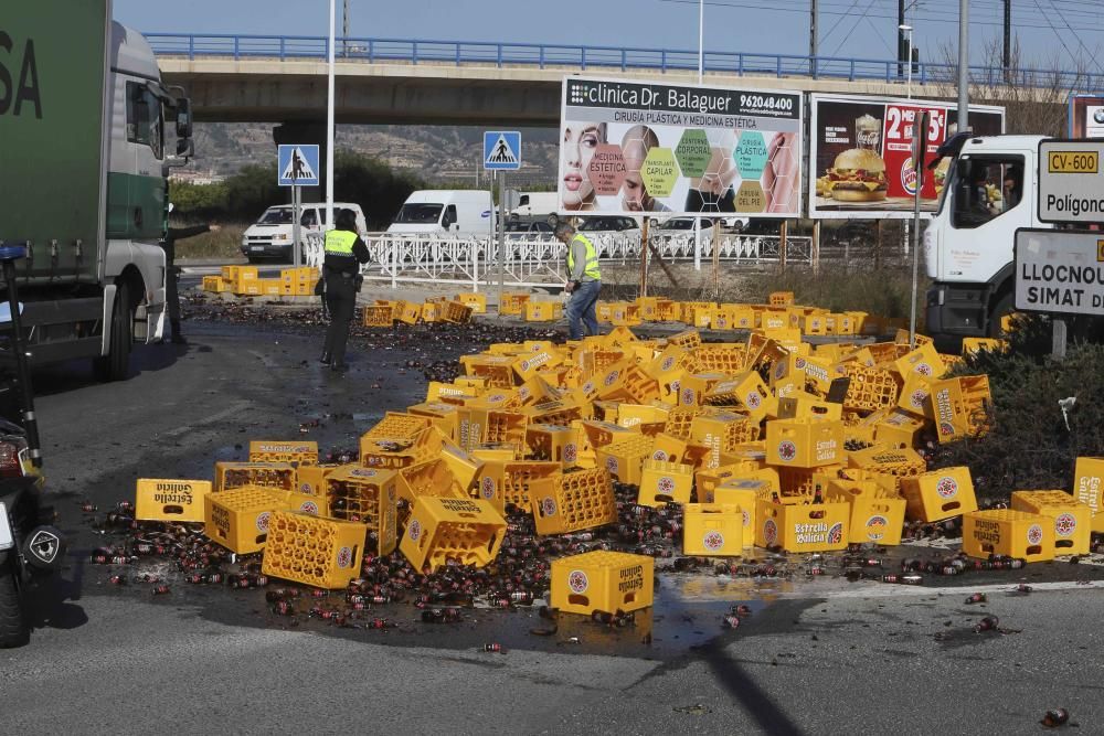 Un camión cargado de botellines de cerveza pierde su mercancía en Xàtiva