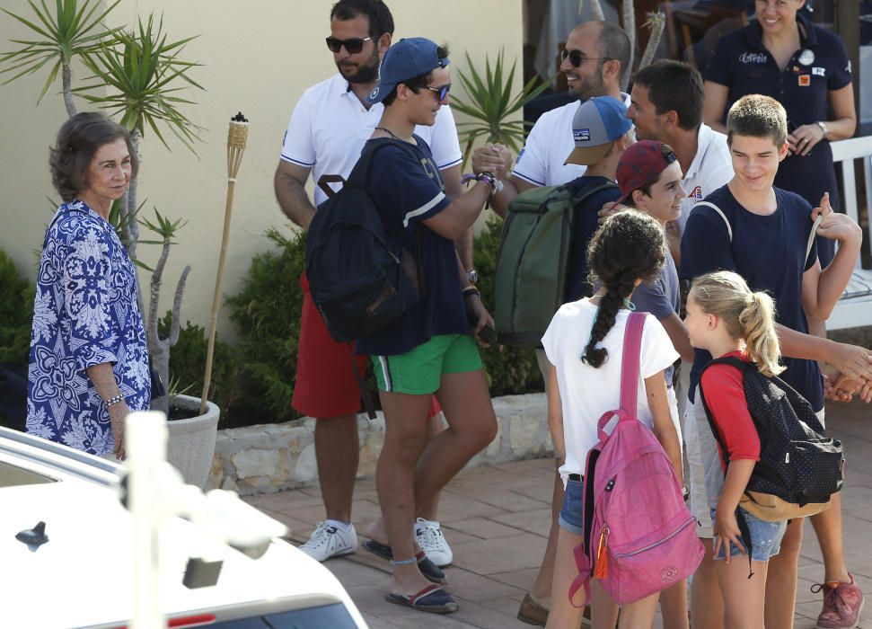 Am Donnerstag (4.8.) sind auch die Kinder von Infantin Cristina und Iñaki Urdangarin zusammen mit Altkönigin Sofía in der Segelschule von Calanova eingetroffen.