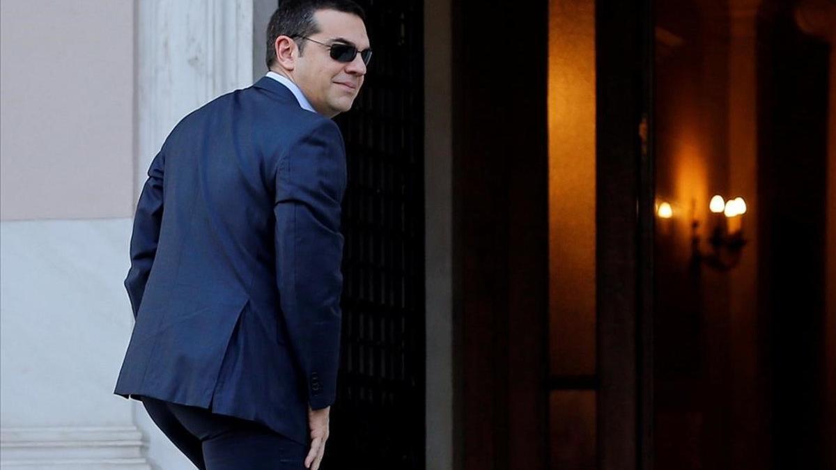 El primer ministro griego, Alexis Tsipras, a su llegada a la reunión que ha mantenido con el ministro de Defensa y líder del partido ANAP, Panos Kammenos.