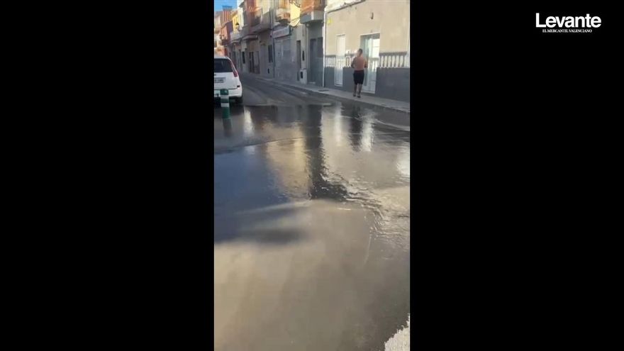 Otro reventón de una tubería en El Palmar deja a los vecinos sin agua potable