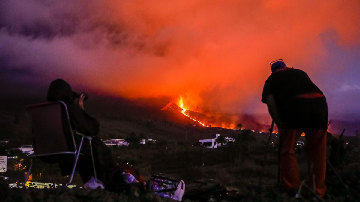 La lengua norte de la colada del volcán de La Palma se ensancha