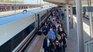 Pasajeros saliendo de los vagones de un AVE afectado.