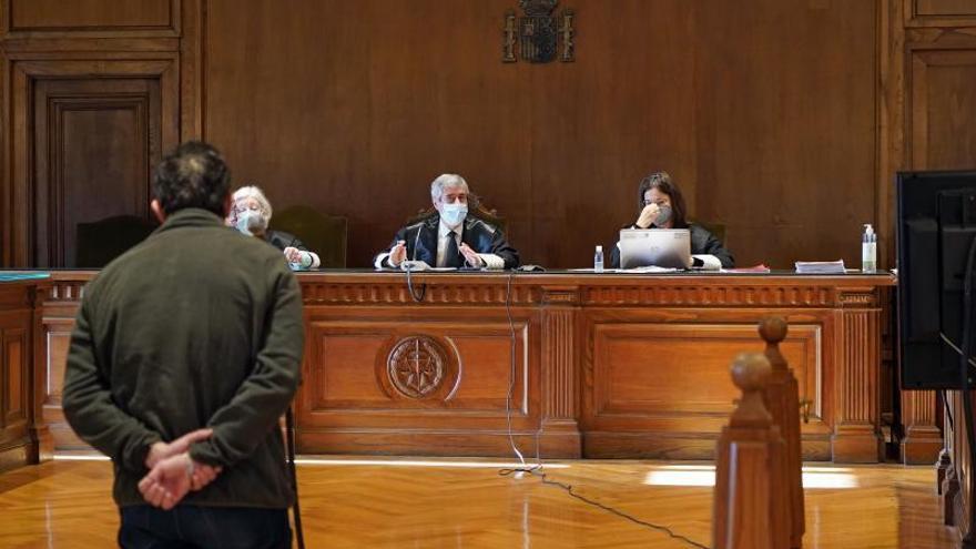 El acusado, de espaldas, responde a las preguntas del tribunal ayer en Pontevedra. | // POOL-MÓNICA PATXOT