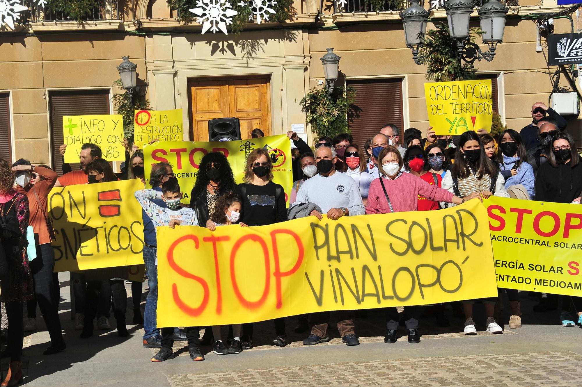 Concentración contra las macroplantas solares realizada este mediodía en Elda.