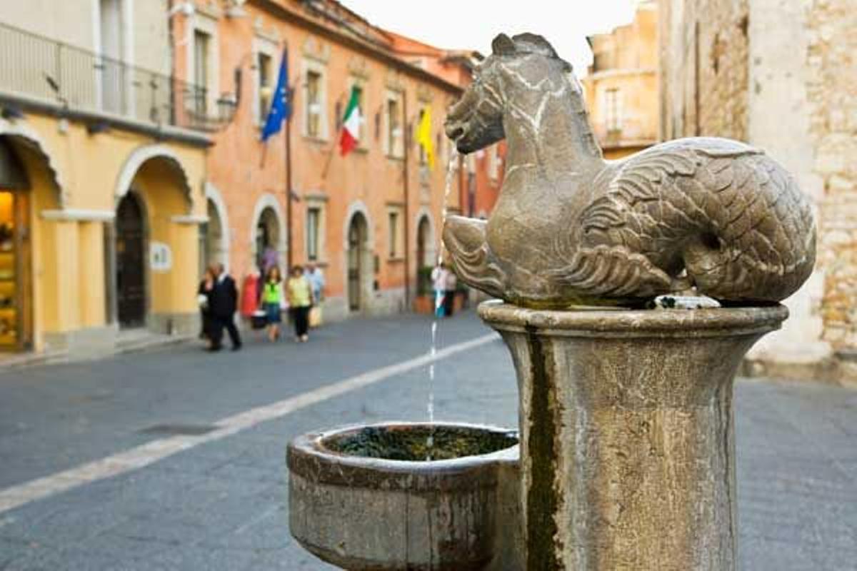 La Fuente de Tauro, frente a la Catedral, está flanqueada por cuatro caballos alados con cola de pez. Tan sólo uno funciona como fuente con agua potable.