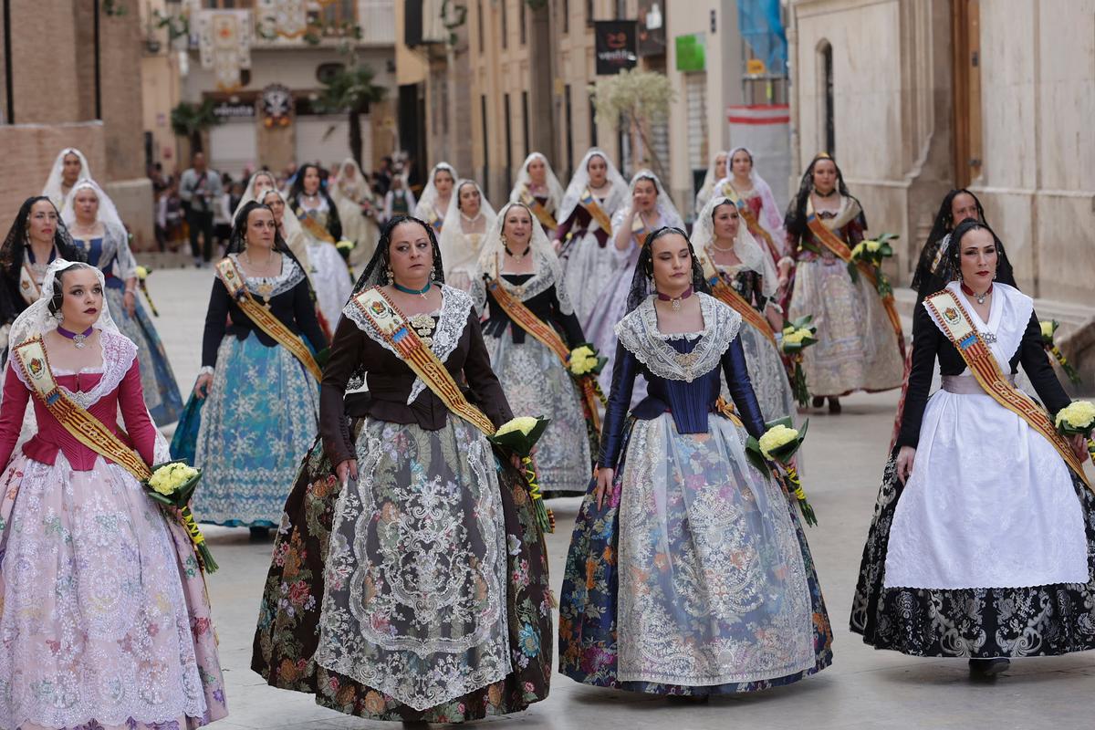 Todas las fotos de la Ofrenda del 18 de marzo por la calle San Vicente hasta la 17:30 horas Todas las fotos de la Ofrenda del 18 de marzo por la calle San Vicente hasta la 17:30 horas
