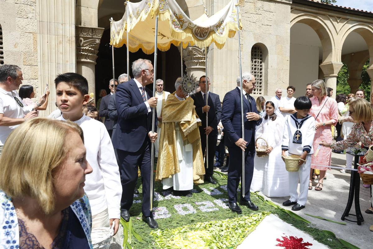 EN IMÁGENES: El Corpus Christi de Somió luce en todo su esplendor con una misa y procesión oficiada por Kike Figaredo: "Estamos muy contentos de que nos acompañe EN IMÁGENES: El Corpus Christi de Somió luce en todo su esplendor con una misa y procesión oficiada por Kike Figaredo: "Estamos muy contentos de que nos acompañe