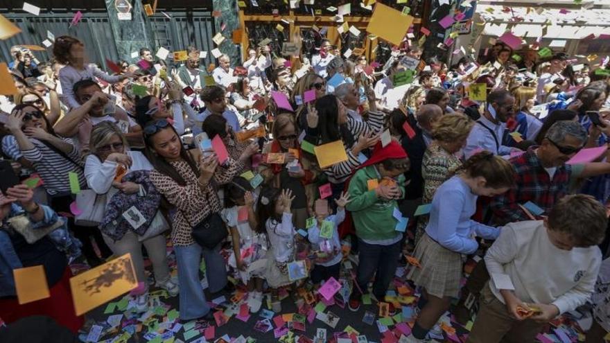 Una calle del centro de Elche a reventar de gente para ver la lluvia de aleluyas del Domingo de Resurrección. | ANTONIO AMORÓS