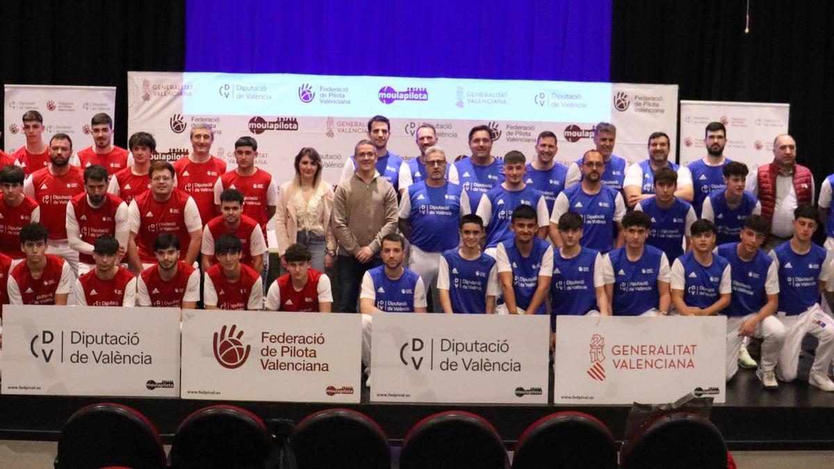Foto de finalistes i autoritats a l'Auditori Municipal d'Algímia d'Alfara.