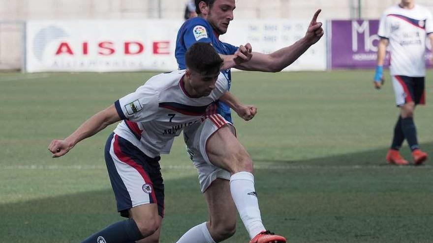 Borja pelea el balón con un rival, ayer.