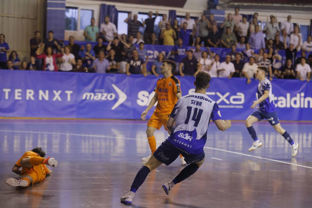 Instante en el que Sena anota el gol del ascenso a pase de Joan.