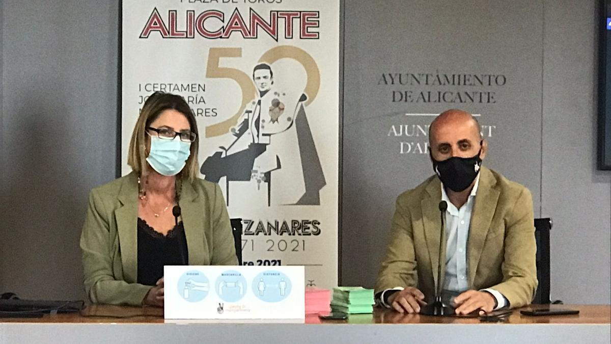 La concejal Mari Carmen de España y el director de la Escuela Taurina de la Diputación de Valencia, Antoni Gázquez.