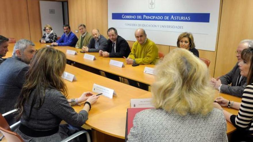 La firma, ayer en la Consejería de Educación.