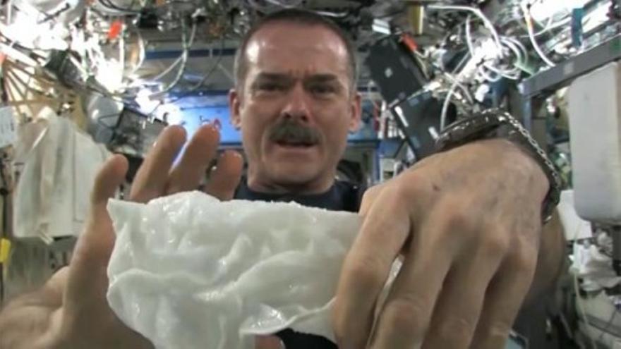 Chris Hadfield muestra cómo escurrir agua en el espacio