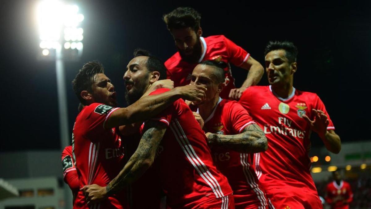 Mitroglou es felicitado por sus compañeros tras marcar el gol de la victoria