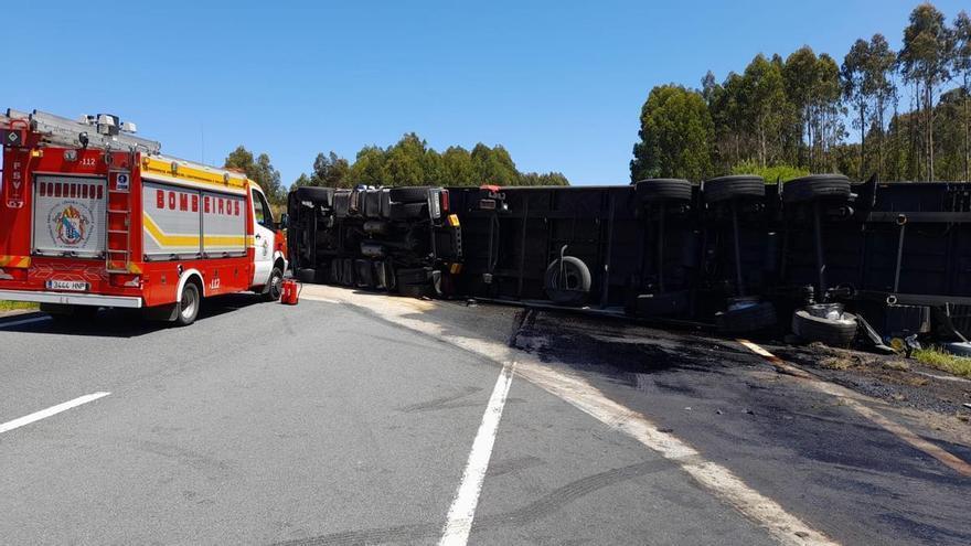 El vuelco de camión obliga a cortar la circulación de la A-6 en Aranga