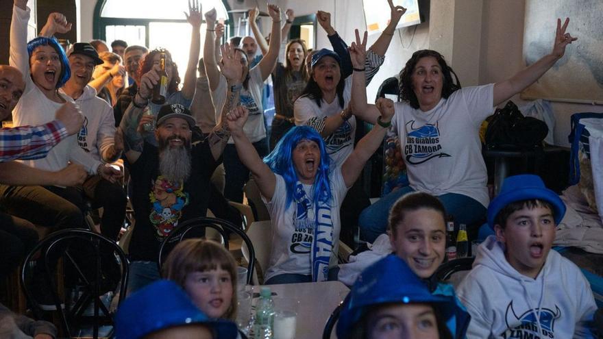 Del sufrimiento a la alegría máxima en la &quot;Fan Zone&quot; del Universal | FOTO EMILIO FRAILE