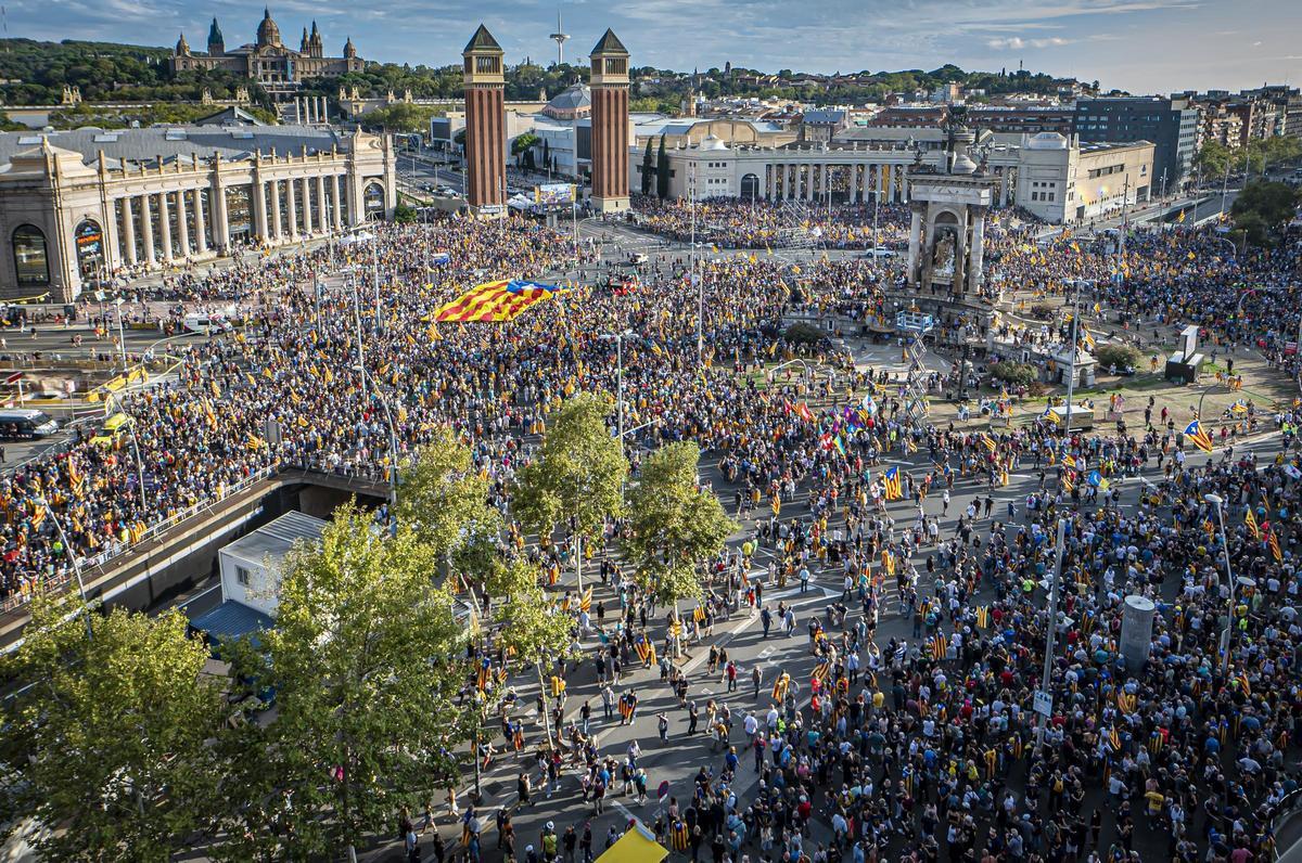 Diada de trámite. Panorámica de la concentración en la plaza de Espanya de Barcelona por la Diada