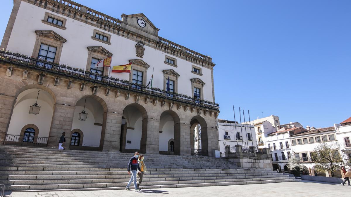 Fachada principal del Ayuntamiento de Cáceres.