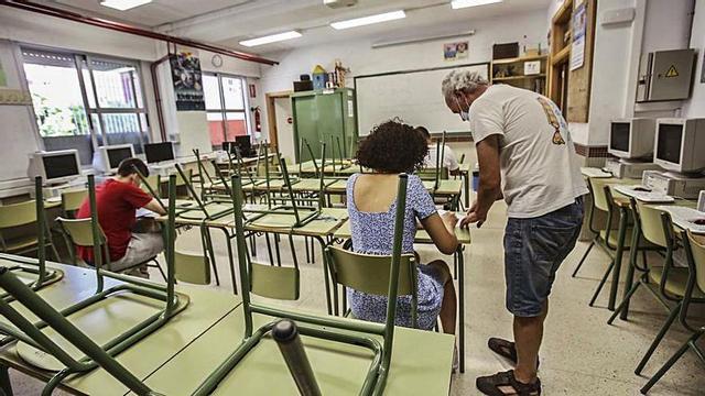 Aula de refuerzo educativo en un instituto de Alicante. | PILAR CORTÉS