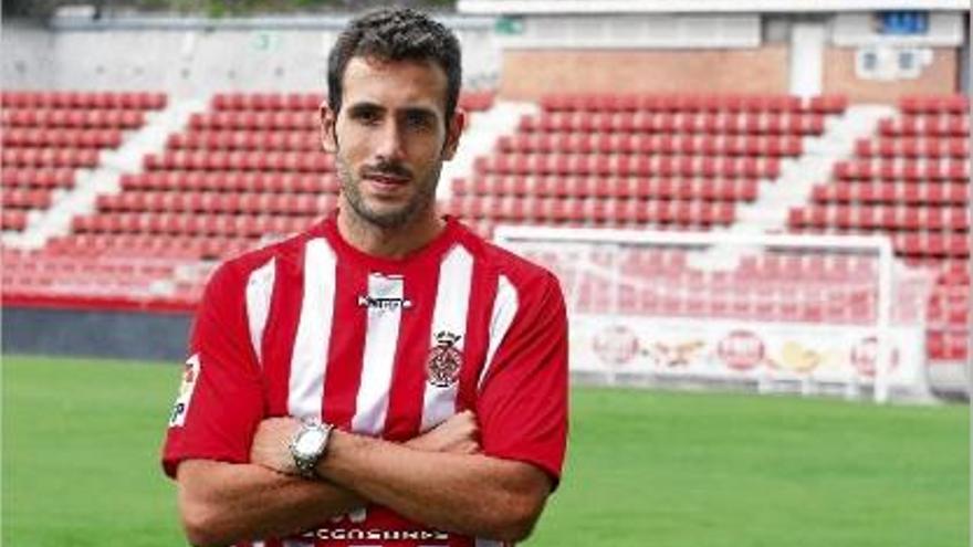 Kiko Olivas sobre la gespa de Montilivi ahir al matí durant la seva presentació com a nou jugador del Girona.