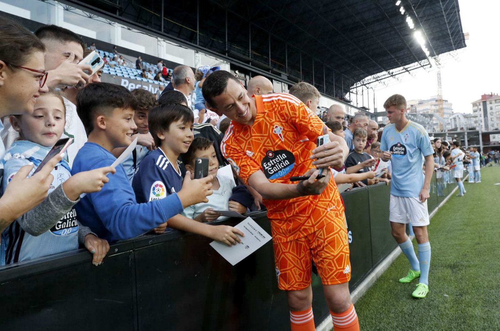 Marchesín se hace una foto
con un joven aficionado. | // JOSÉ LORES