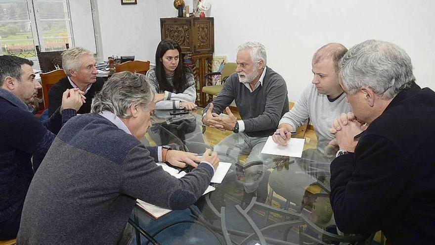 González (PSOE), Cortés (PP), Rey (PSOE), Barca, Cobo, Fariña (BNG), Pérez (ICdR) en la reunión. // N.P.