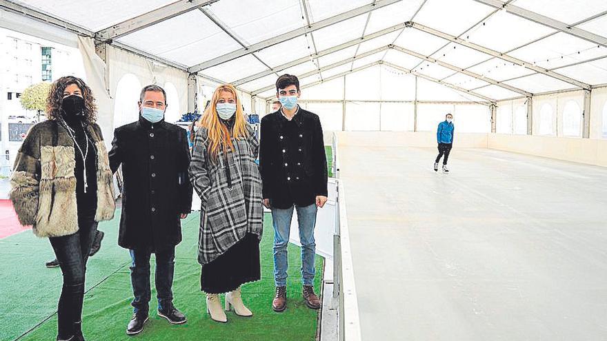 Inauguración de la pista de hielo en la explanada de la superficie comercial.