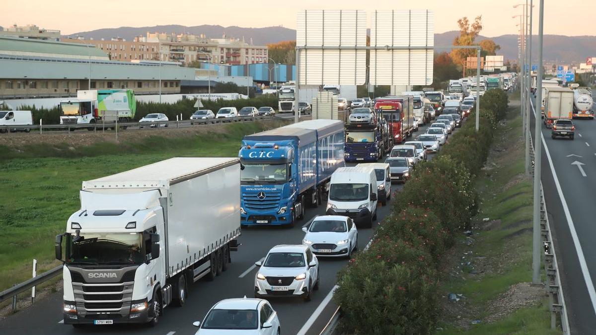 Atasco en la A-4 por motivo de unas obras.