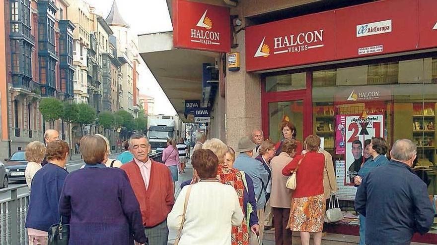 Varios jubilados, ante una agencia de viajes para reservar una plaza del Imserso.