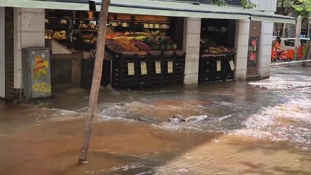 Espectacular fuita d’aigua al districte de Sant Andreu de Barcelona: «El terra s’ha aixecat»