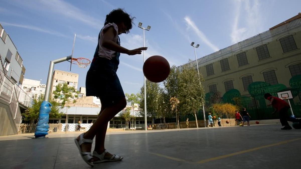 Una niña juega en el patio de un colegio de Barcelona.